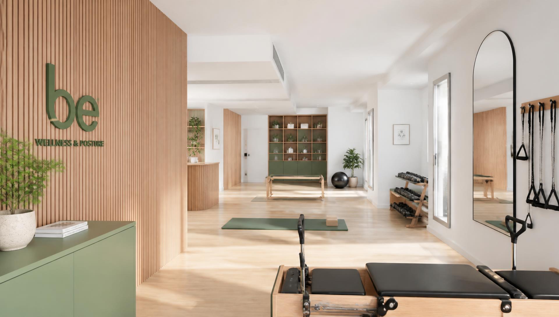 Interno di MYFIT Studio Palestra con pareti in legno rovere e dettagli verde salvia